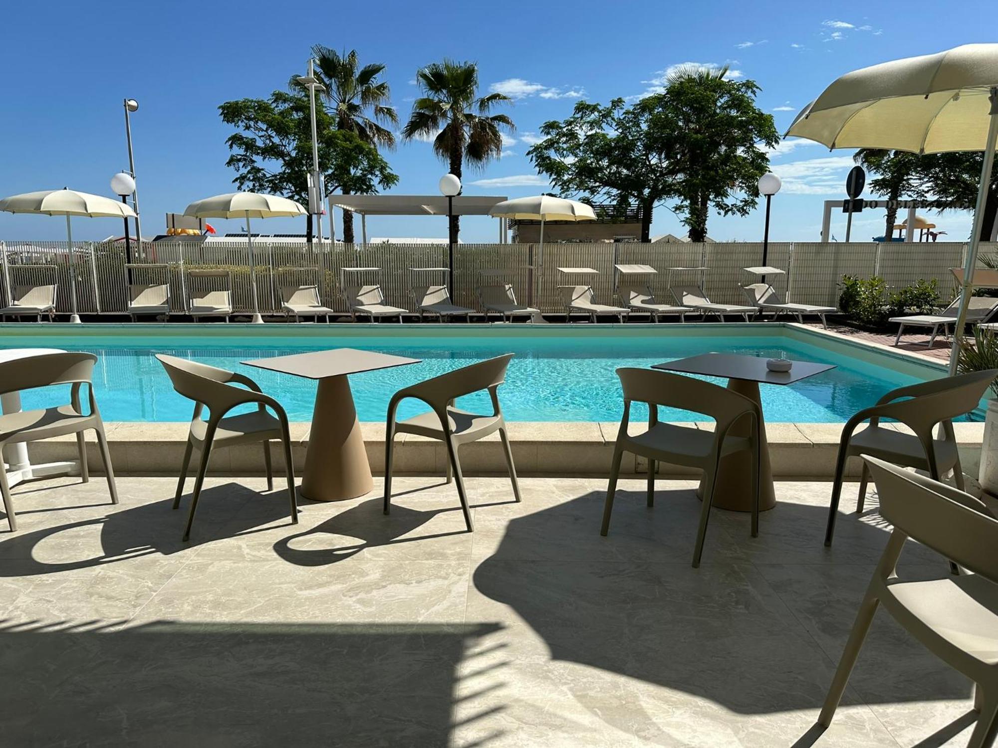 Hotel Tropic - Fronte Mare Riccione Bagian luar foto