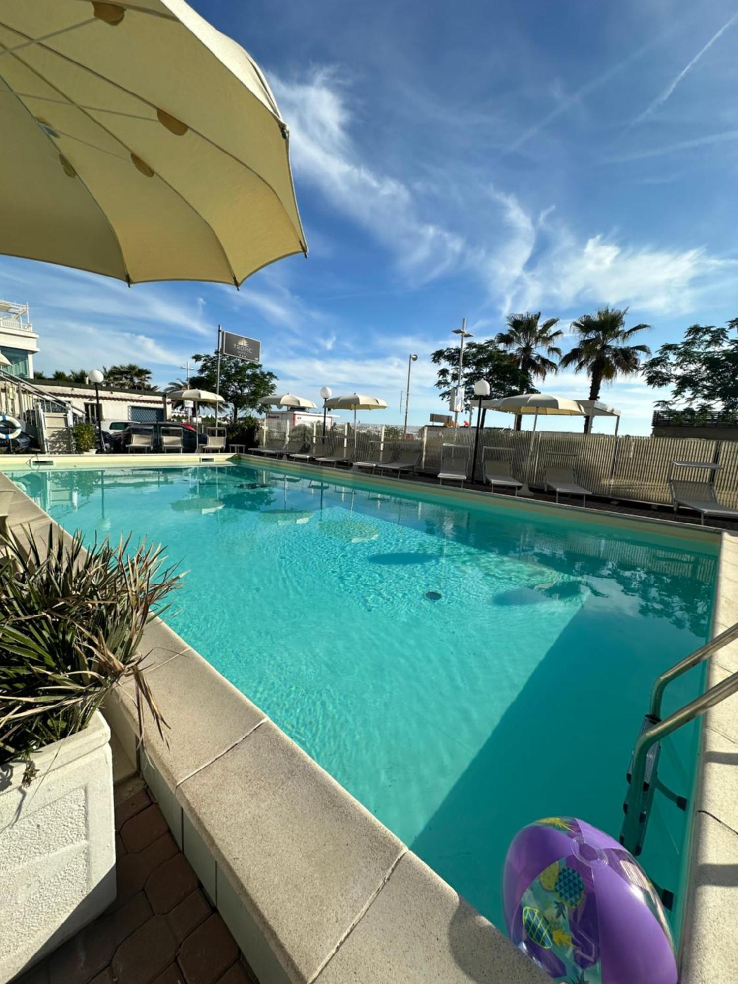 Hotel Tropic - Fronte Mare Riccione Bagian luar foto